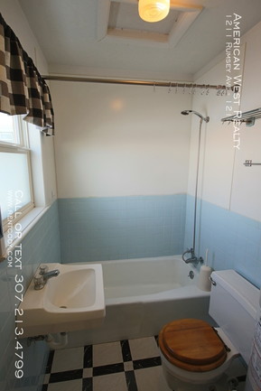 Building Photo - Cozy apartment super close to downtown!!