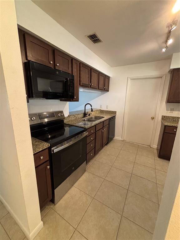 Building Photo - 1761 Lakeview Village Dr