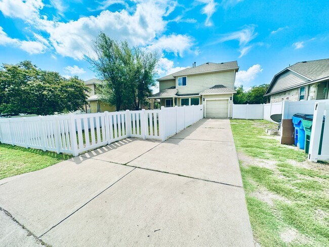 Building Photo - 408 Yucca House Dr