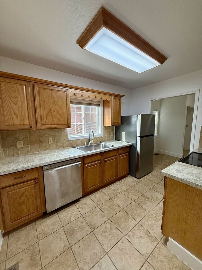 Foto del edificio - Beautiful 3 Bed 2 Bath Spokane Home w/ Detached Garage and Large Fully-Fenced Yard!