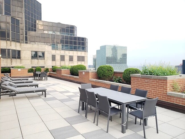 Building Photo - 236 E 47th St