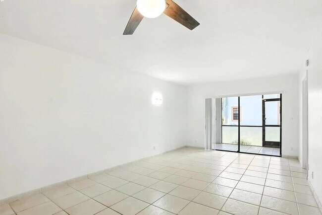 Foto del edificio - 3050 Norwood Pl