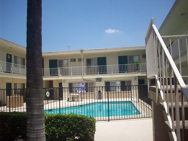 Building Photo - Spacious 1 Bedroom located in Canoga Park!...