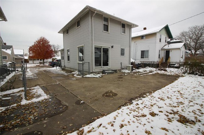 Building Photo - 214 Detroit St