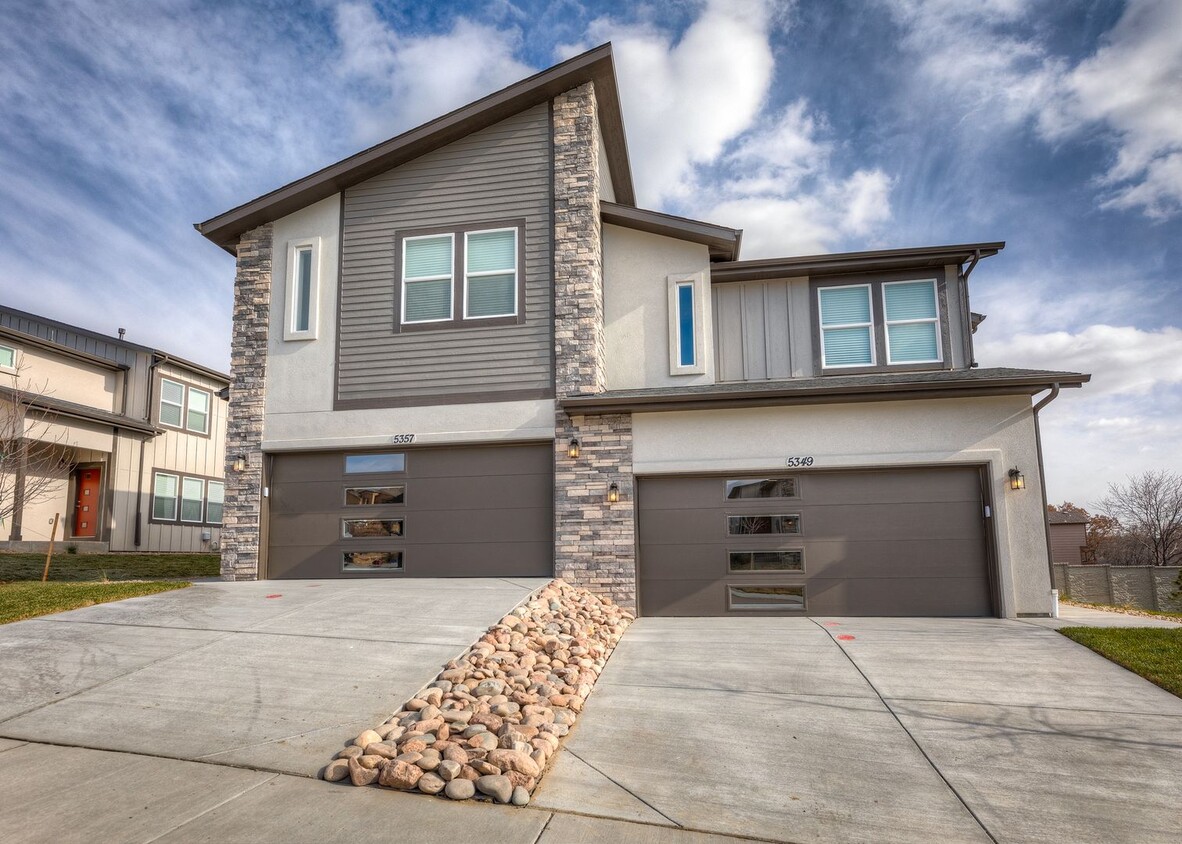 Primary Photo - 2 Bedroom townhome Furnished or Unfurnished