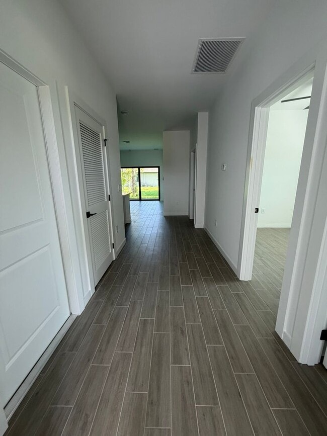 Building Photo - 1504 Gary Ln