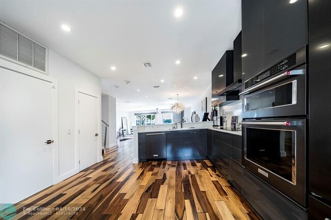Building Photo - 6793 Via Regina