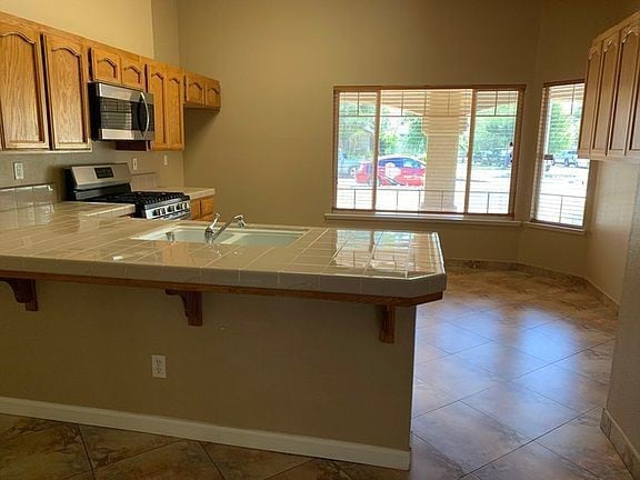 Building Photo - spacious living room a barstool seating area