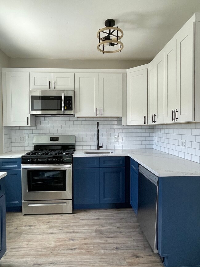 Kitchen - 211 Sumac St