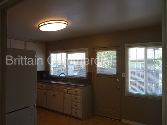 Building Photo - 3006 Miramar Rd