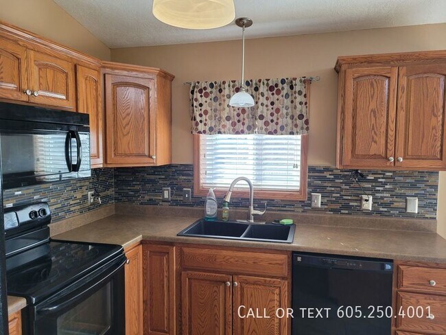 Building Photo - Modern 4 Bedroom 2 Bathroom House with att...