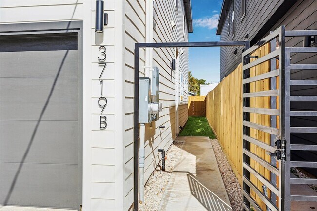 Foto del edificio - 3719 Lydia St