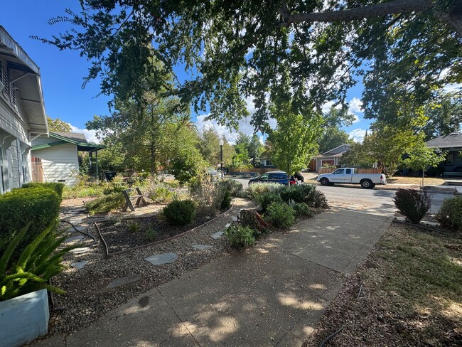 Building Photo - 2 bedroom |1 bathroom | Charming West Taho...