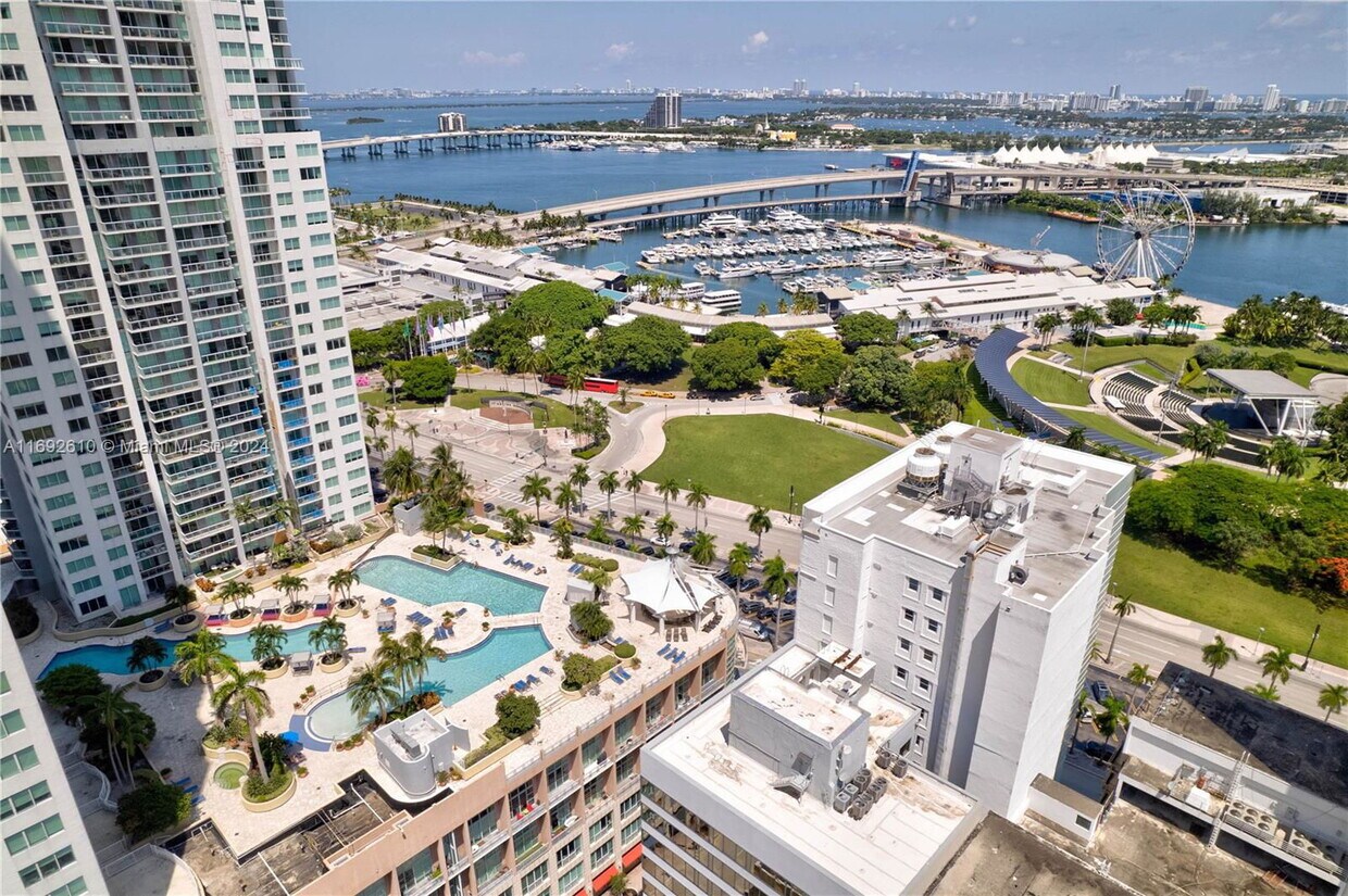 Foto principal - 244 Biscayne Blvd