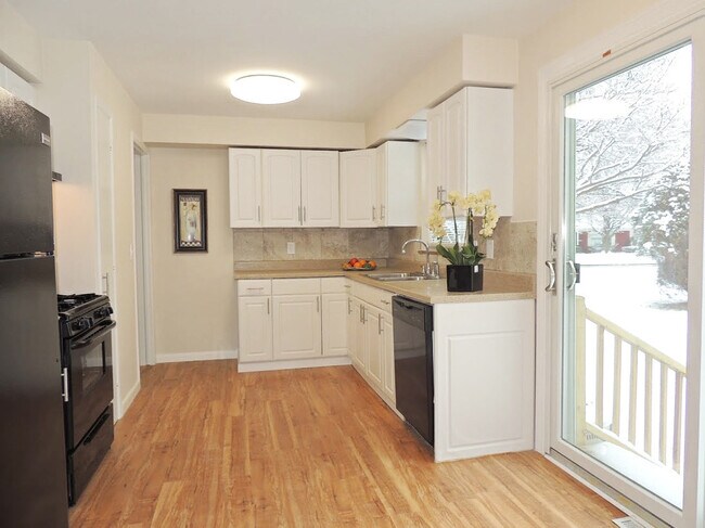 Building Photo - 3 Bed - 2 Full Bath Cape Cod for Rent in E...