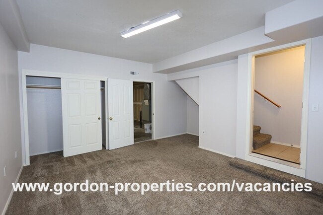 Foto del edificio - $1,895.00 - NE Halsey St - 2 bedroom townh...