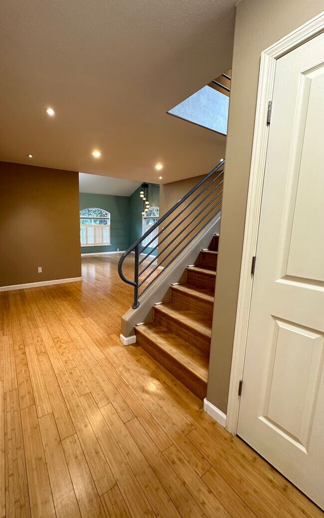 Building Photo - 6-12 month lease term available | South An...