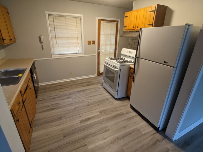 Building Photo - Sunny 3 bed 2 bath home in Indianapolis!
