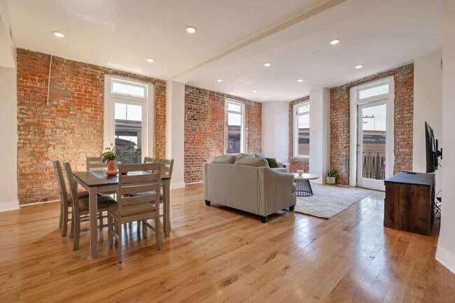 Building Photo - 1050 Annunciation St