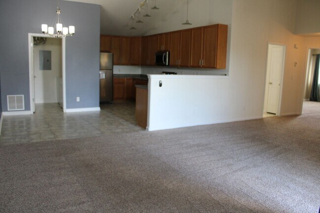 Foto del edificio - Beautiful 2-Bedroom Townhome in Pinnacle at T-Bone Ranch