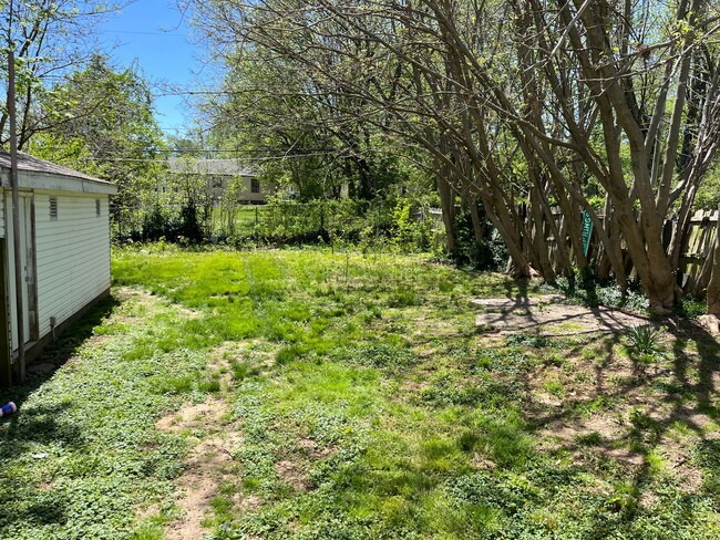 Building Photo - Nice 2 Bedroom 1 bath … Waiting for You to...