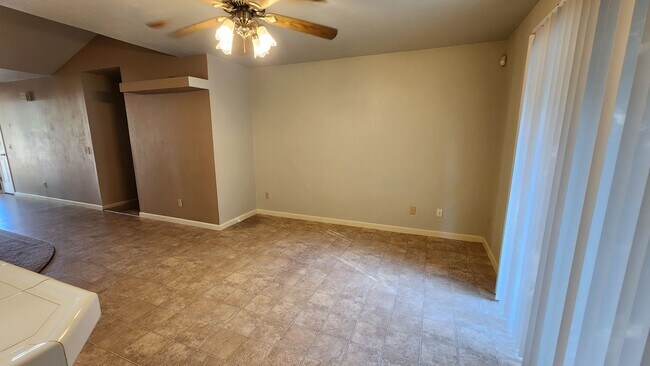 Building Photo - 3 Bedroom 2 bath home off College View