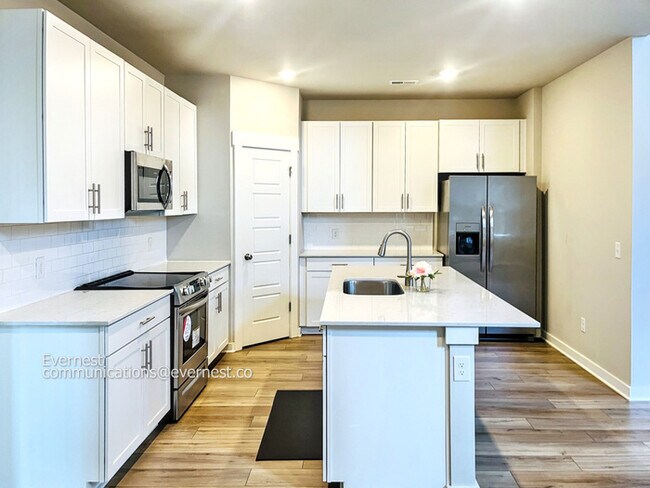 Building Photo - 806 Els Ct