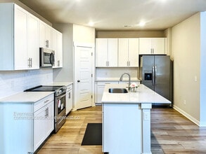 Building Photo - 806 Els Ct