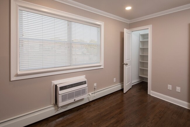 Interior Photo - The Courtyard @ Clifton: In-Unit Washer & Dryer, Heat, Hot & Cold Water, Gas Included, and Bark P...