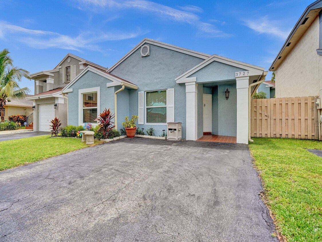 Foto principal - 3727 NW 107th Ter