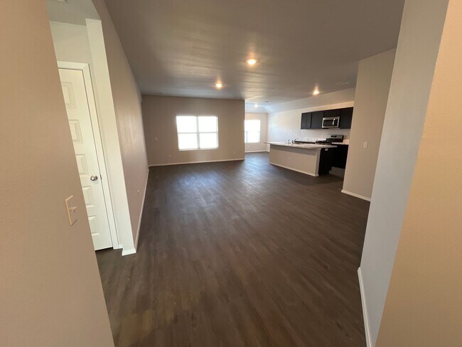 Foto del edificio - **St Patrick's Day Deal!** NEWER Three Bed...