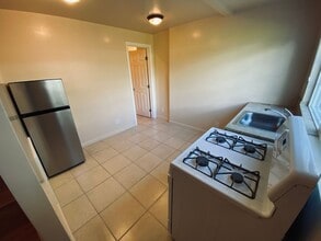 Building Photo - 1525 Chapala St