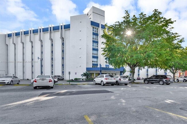 Building Photo - 9682 Fontainebleau Blvd