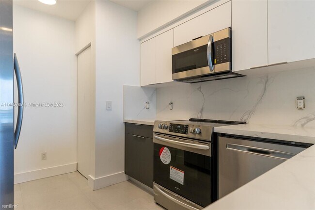 Building Photo - 2 br, 2 bath Condo - 335 S Biscayne Blvd A...