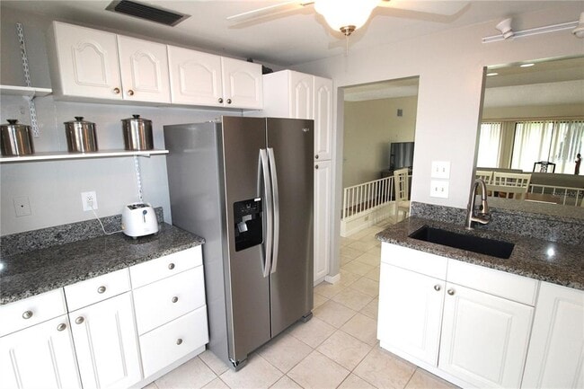 Building Photo - 2201 Meadowlake Ct