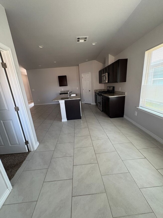 Building Photo - Half off deposit for OCTOBER