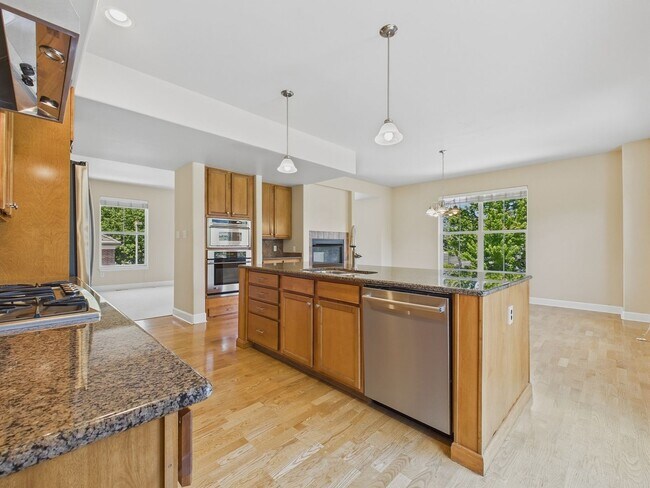 Building Photo - Beautiful DTC Townhome