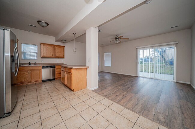 Foto del edificio - Please View 3D Virtual Walk-Through Before Scheduling a Showing