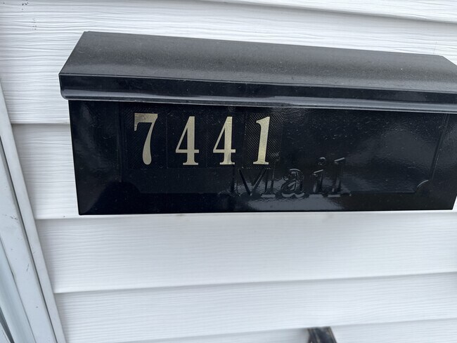 Foto del edificio - 7441 Calvin Ave