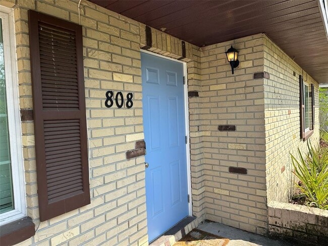 Building Photo - 808 Cutler Dr