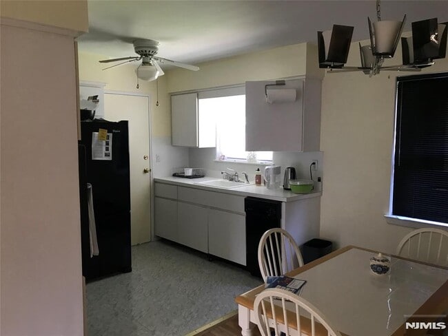 Building Photo - 4 Rolling Ridge Rd