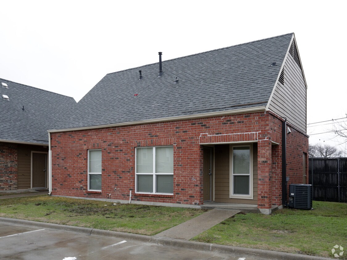 7619 Military Apartments in Dallas, TX