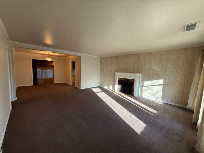Photo - Spacious 2 bed 1 bath available now! House