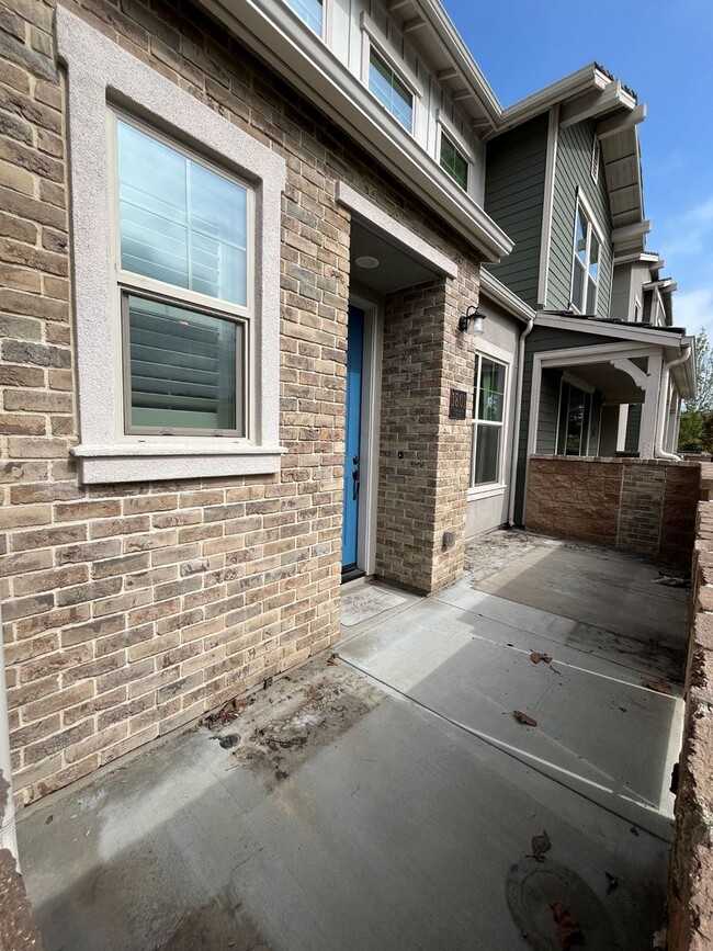 Foto del edificio - Gated 3+2.5 w/loft, walk-in pantry + dual ...