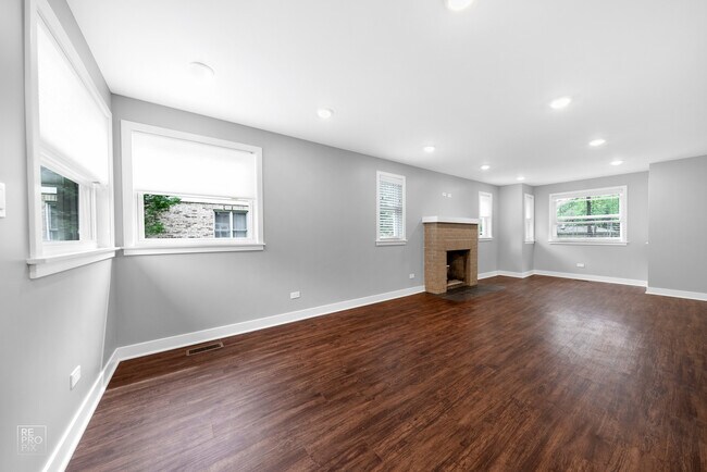 Foto del edificio - 584 E River Rd