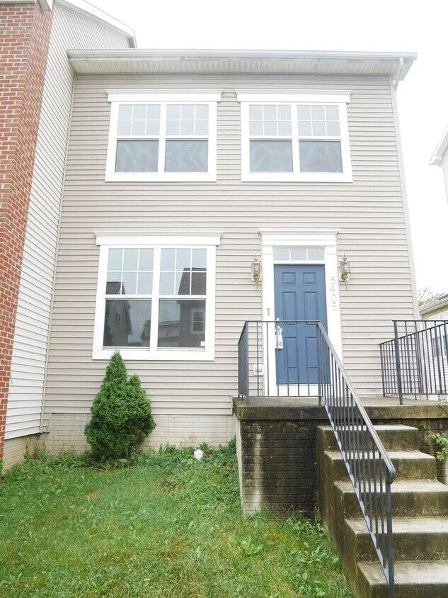 Primary Photo - Rare Find! 4 Bedroom, 2 Bathroom Townhome ...