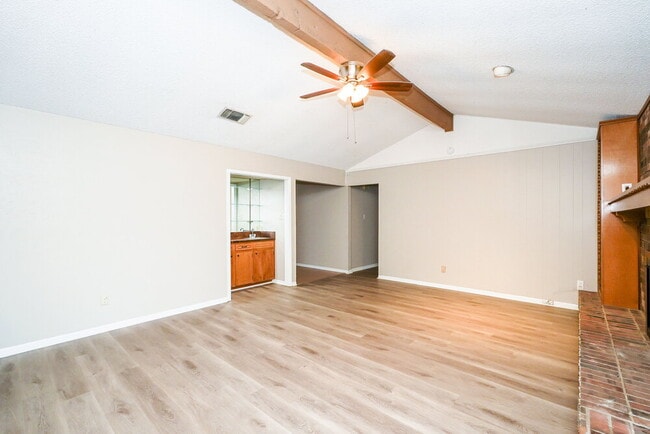 Building Photo - 517 Daniels Dr