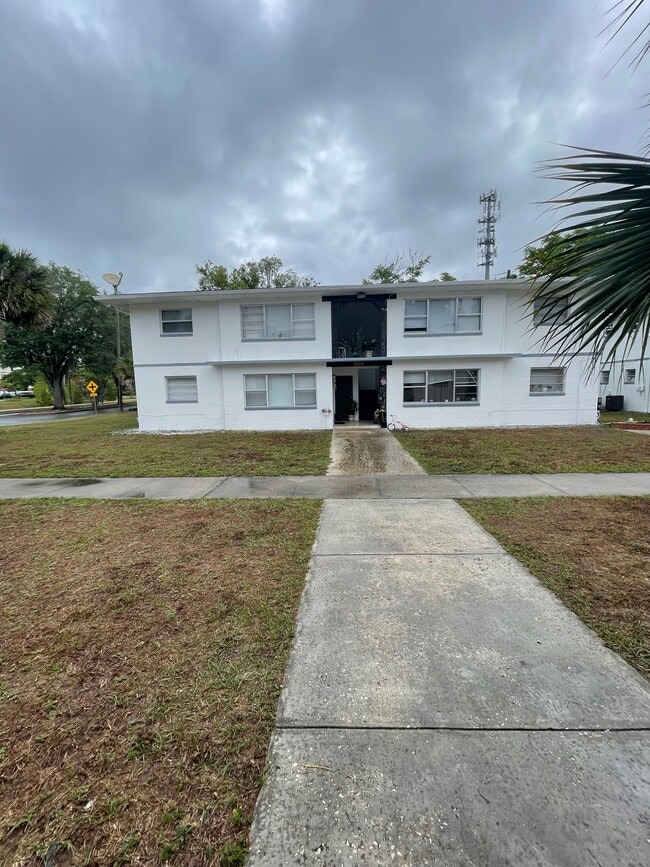 Building Photo - 2 Bedroom 1.5 Bath in the Heart of Downtow...