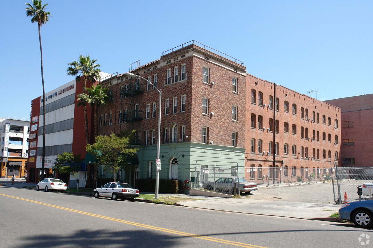 Primary Photo - 610 S Kenmore Ave