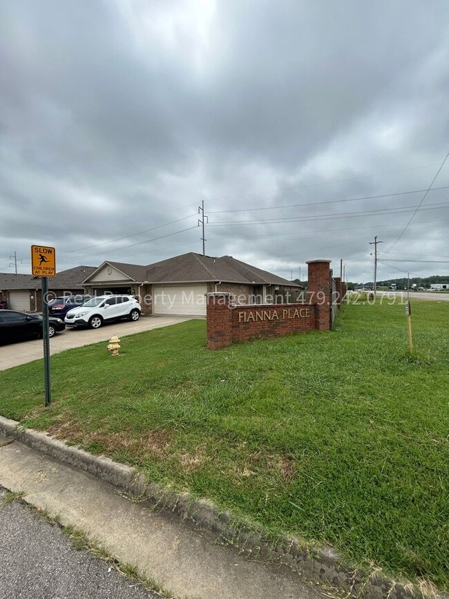 Building Photo - 1200 Fianna Pl Ct